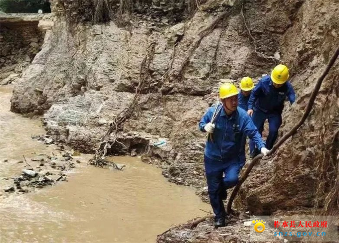 国网商洛市柞水县供电公司巡视10千伏172万青线大沙河支线水毁线路设备  .jpg