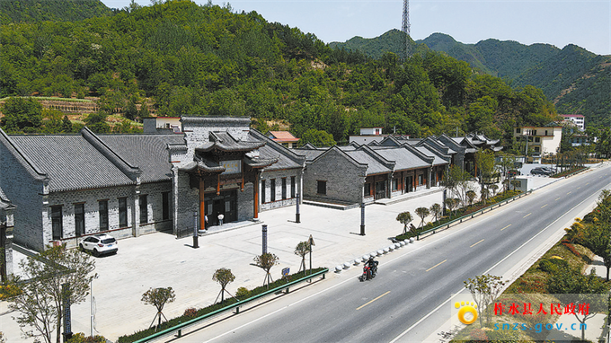 凤凰古镇——“凤栖三链”文旅融合项目.jpg