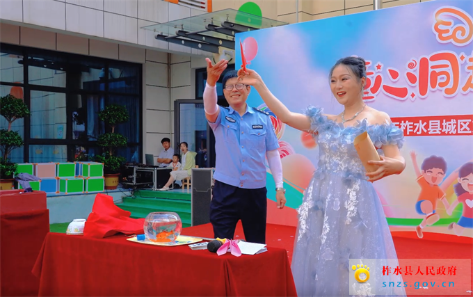 柞水公安交警走进县第四幼儿园，与幼儿园的师生家长们互动交流，宣传交通安全常识.jpg